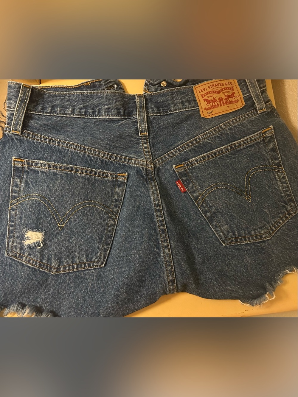 ✨ Great-condition Levi’s jean shorts—just add your favorite tee!